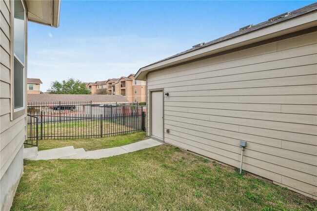 Building Photo - 525 N Heatherwilde Blvd