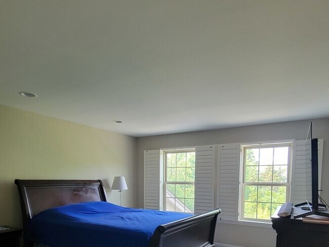 Building Photo - 2475 Waterbury Ln