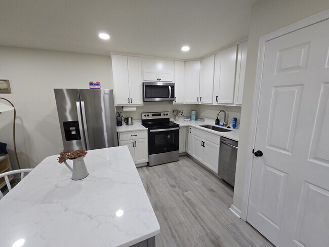 Building Photo - Fully Furnished Two Bedroom