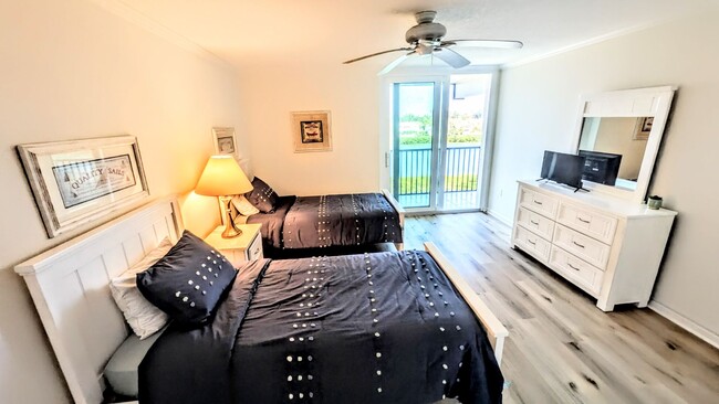 Building Photo - Seasonal/short term 2/2 condo rental with full water view on Longboat Key.