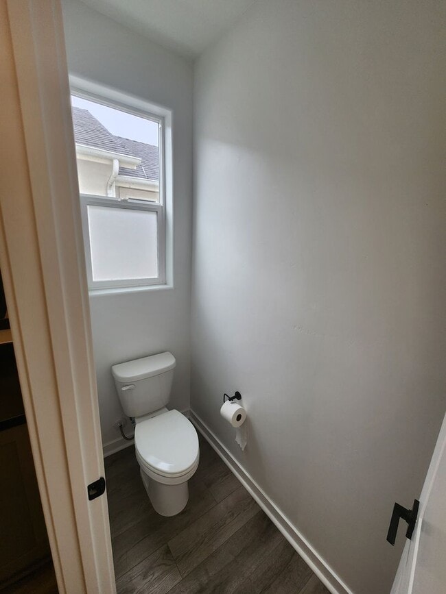 Building Photo - 3 bedroom 2.5 bath townhouse