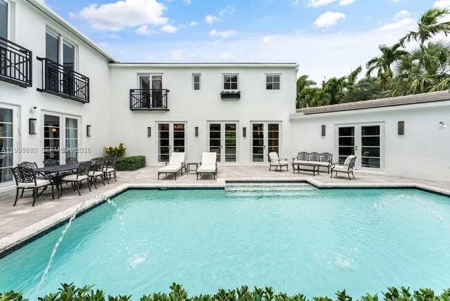 Building Photo - 2887 Pine Tree Dr