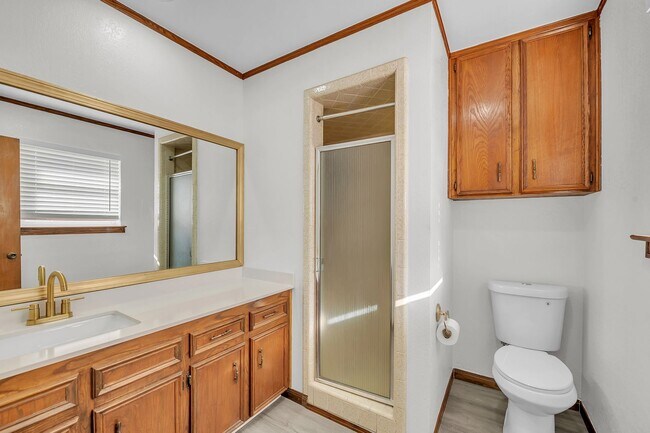 Building Photo - AVAILABLE NOW! (SECTION 8 ACCEPTED)