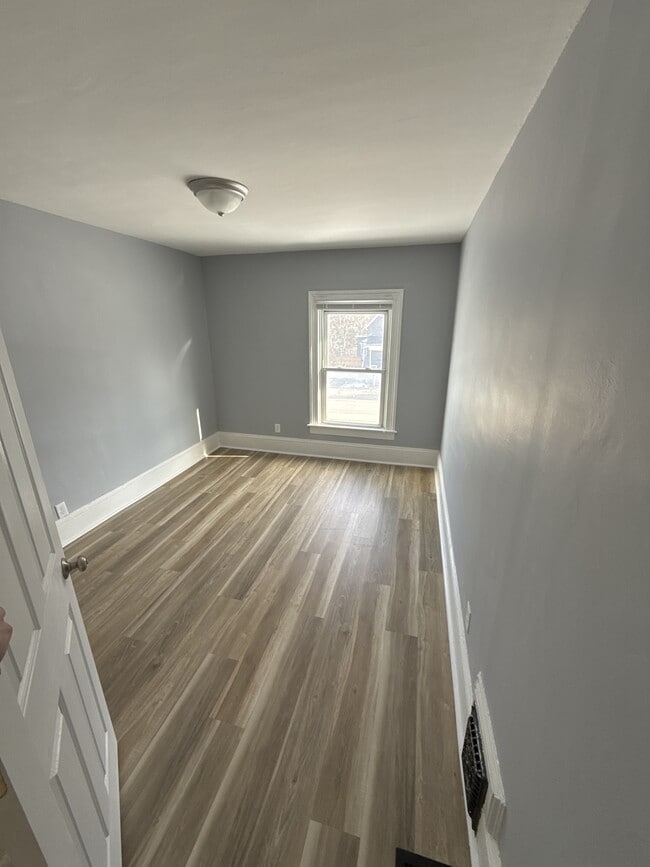 Building Photo - 913 10th St