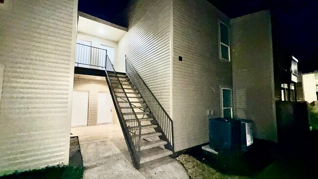 Building Photo - 9707 Richmond Ave