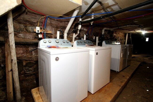 Building Photo - 42 Walnut St