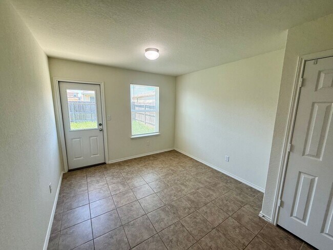Building Photo - Beautiful 3 bedroom, 2.5 bathroom with an office in a prime New Braunfels location!