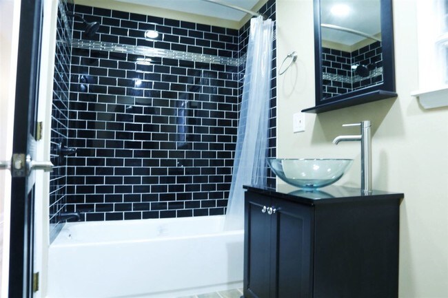 Building Photo - 1033 N Hermitage Ave