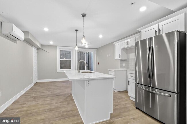 Building Photo - 2034 N Front St