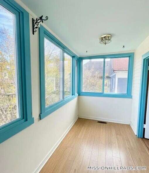 Building Photo - 67 Hillside St