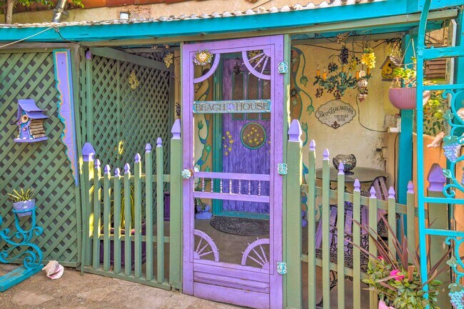 Building Photo - 2434 Cloverfield Blvd