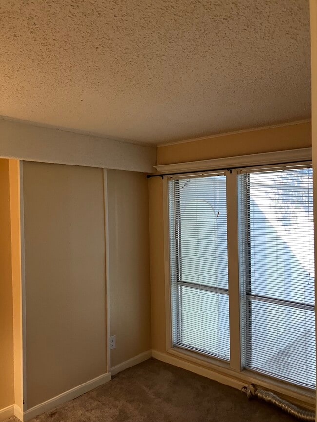 Building Photo - 5918 Lago Vista Way