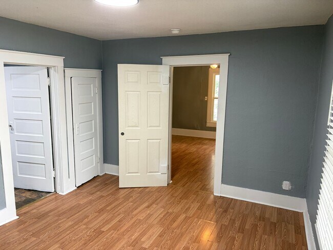 Building Photo - $900 move in special!