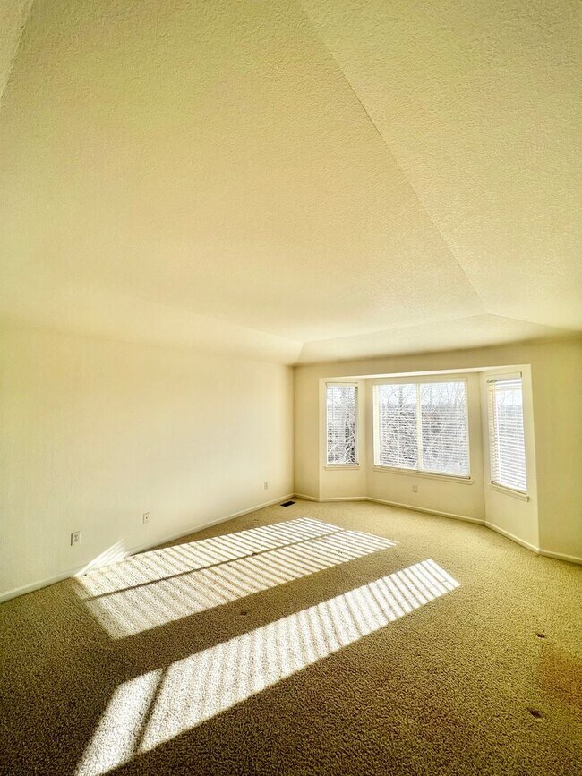 Building Photo - 4 bed, 3 bath Home in Huntington Hills Nei...