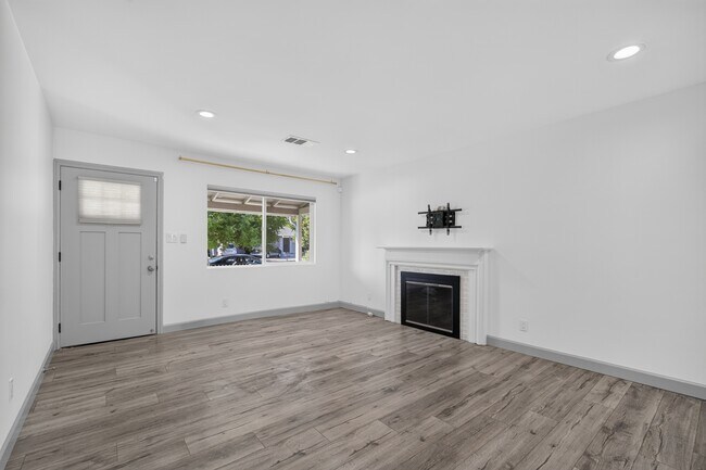Building Photo - 2018 Redbush Terrace