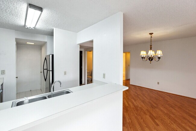 Building Photo - Amazing Opportunity to Rent this well Main...