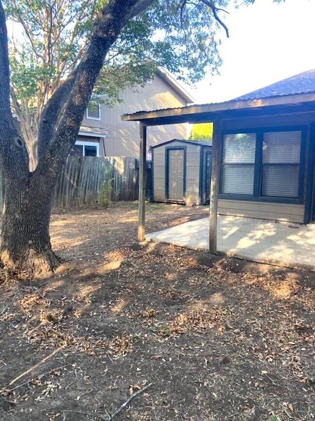 Building Photo - Spacious open concept ranch - pets allowed