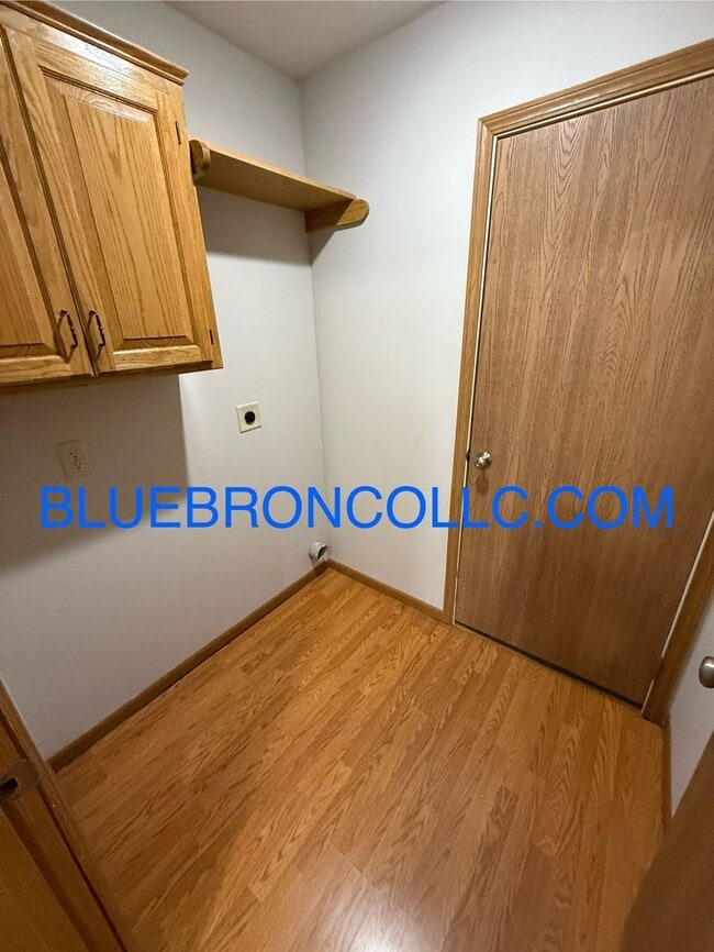 Building Photo - Georgous duplex in Raymore with a lot to offer!