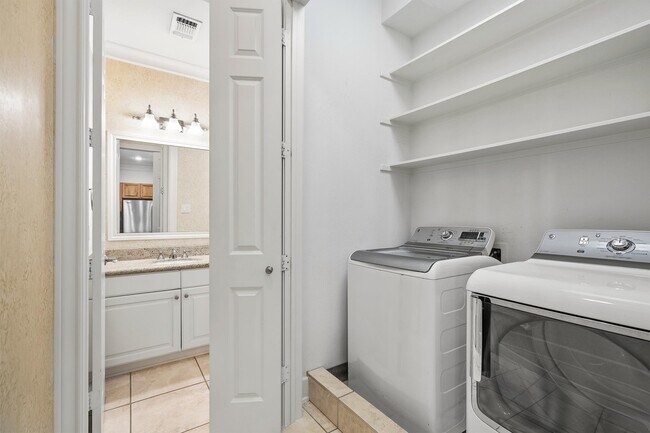 Building Photo - 5507 Val Verde St