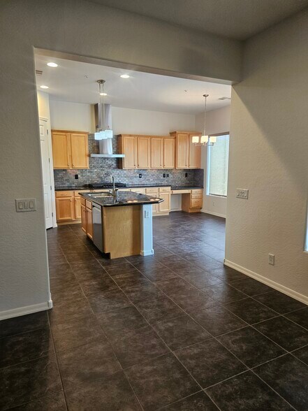 Building Photo - 12528 W Milton Dr