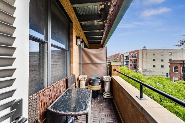 Building Photo - 2040 W Belmont Ave