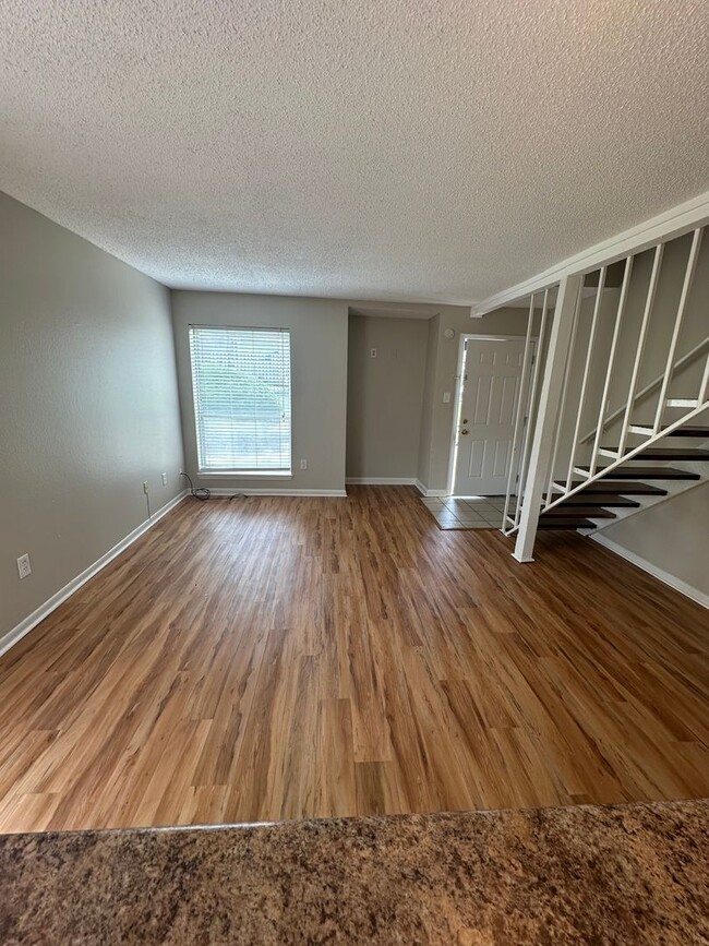 Building Photo - 1BD/1BA Townhouse located on the Germantow...