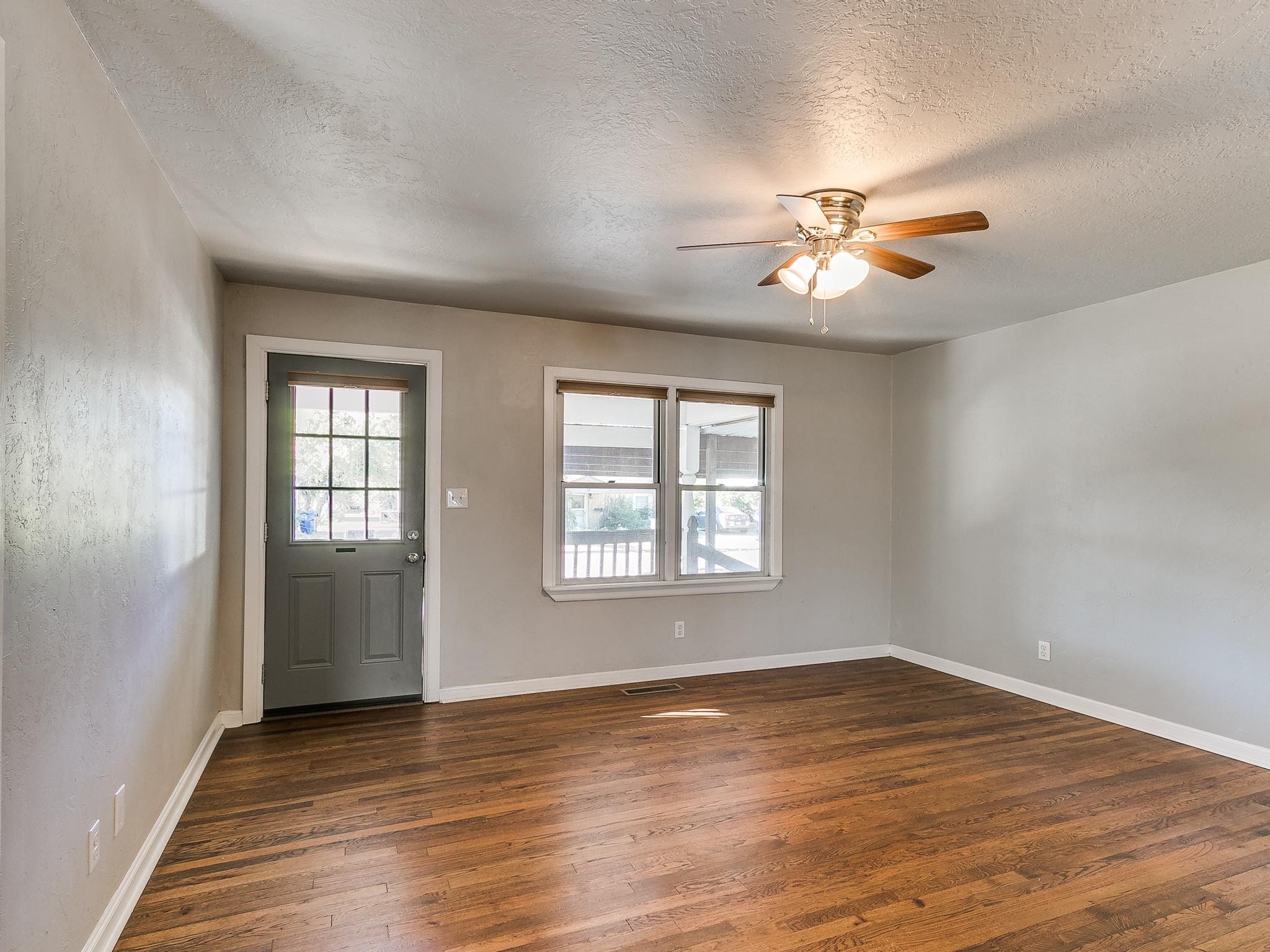 Building Photo - 703 Dakota St