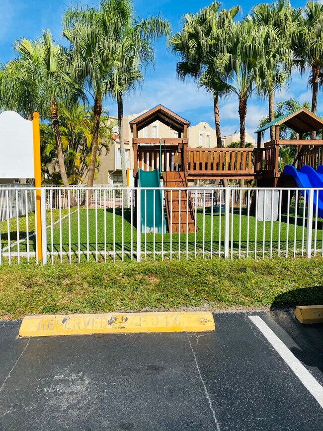 Building Photo - 8615 NW 5th Ter