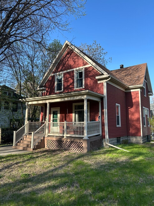 Building Photo - 624 5th St S