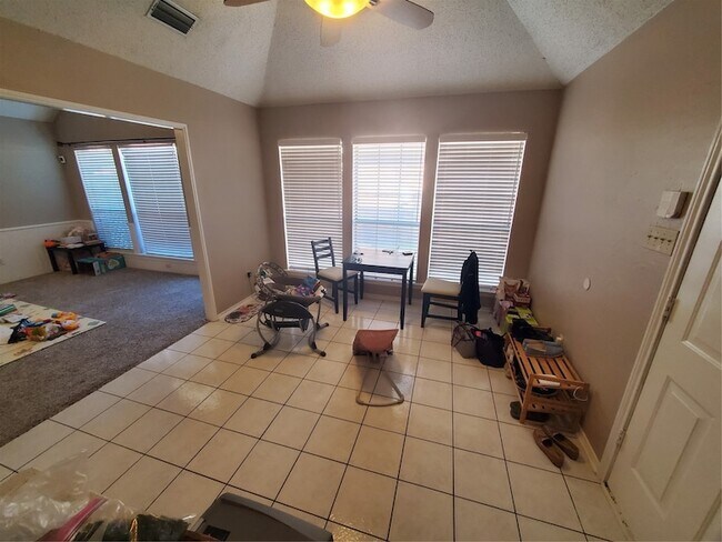 Building Photo - 2609 Classic Ct E