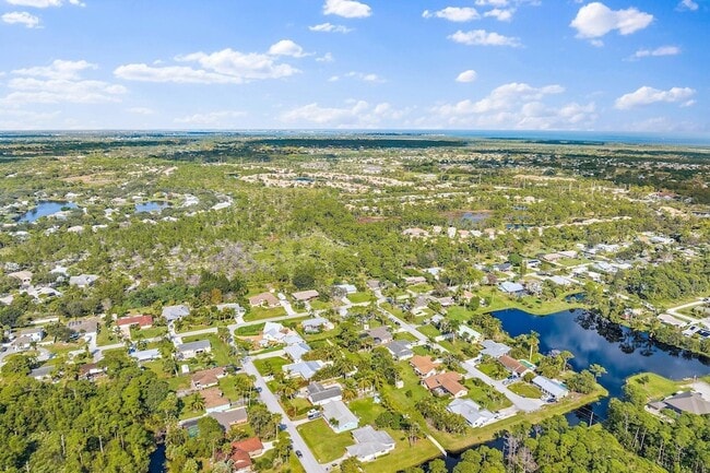 Building Photo - 5854 SE Orange Blossom Trail