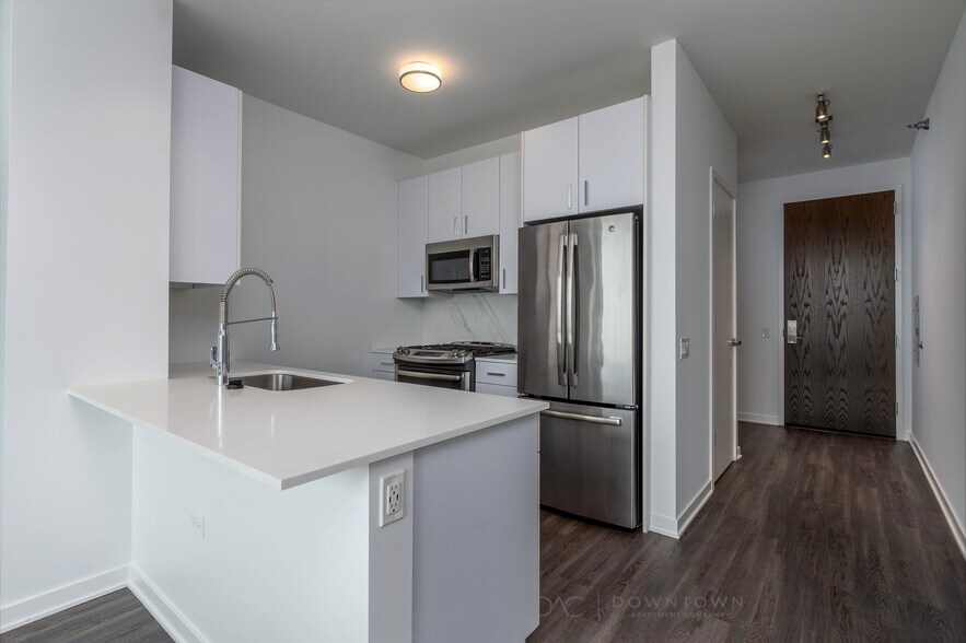 Building Photo - 1254 N La Salle Dr
