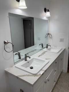 Building Photo - 931 E La Palma Dr