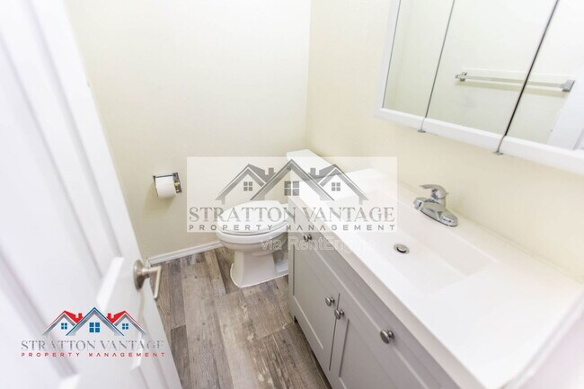 Building Photo - 1828 W Tuckey Ln