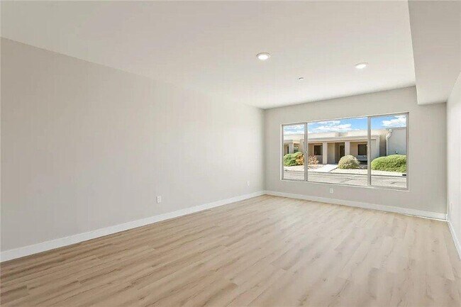 Building Photo - 3360 Landon Dr