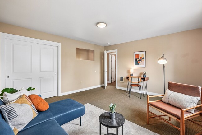 Building Photo - 4934-4942 NE 32nd Place
