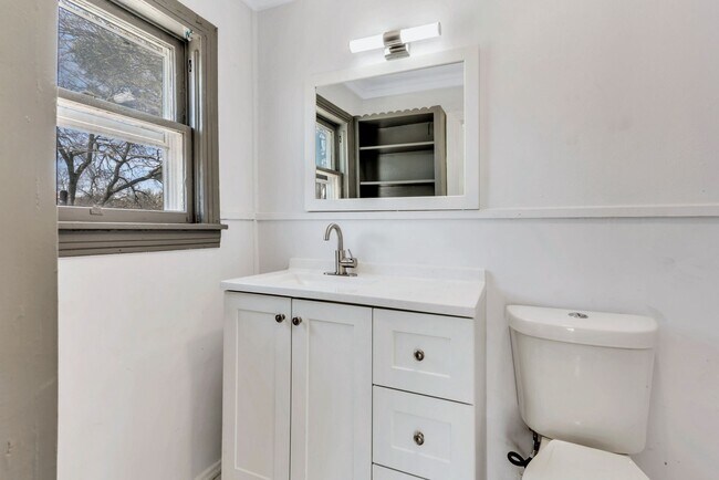 Building Photo - 305 N Robinson St