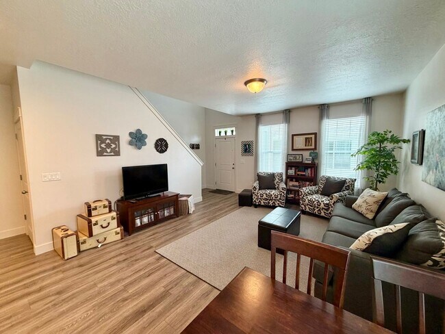 Building Photo - Gorgeous Like-New Townhome