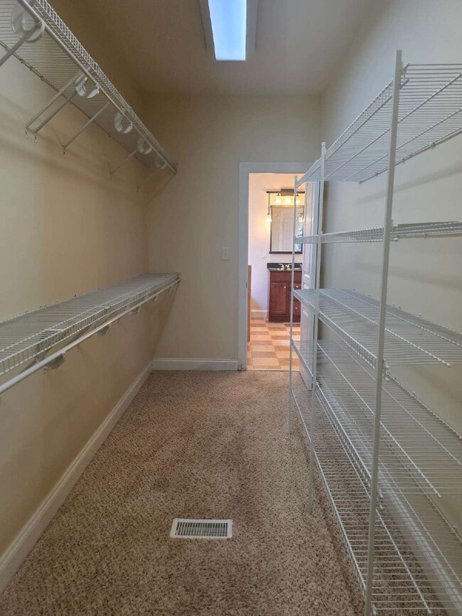 Building Photo - Spacious 4-Bedroom Home for Rent in Kings ...