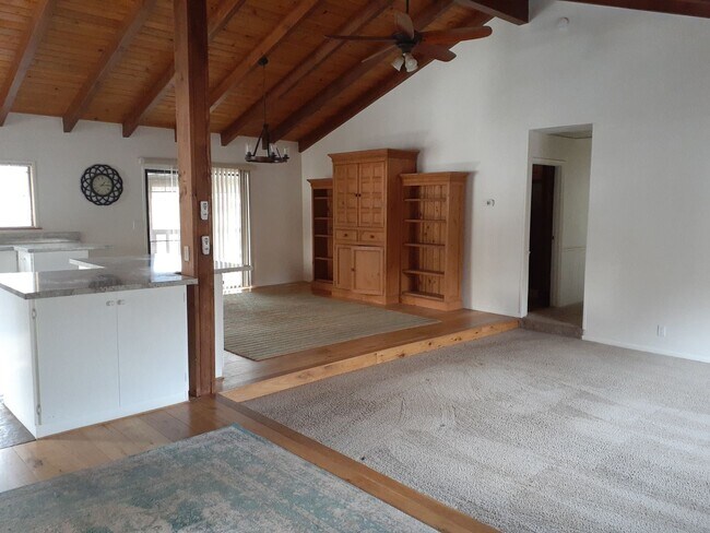 Building Photo - Charming 3-Bedroom / 3 Bathroom Home in Pi...