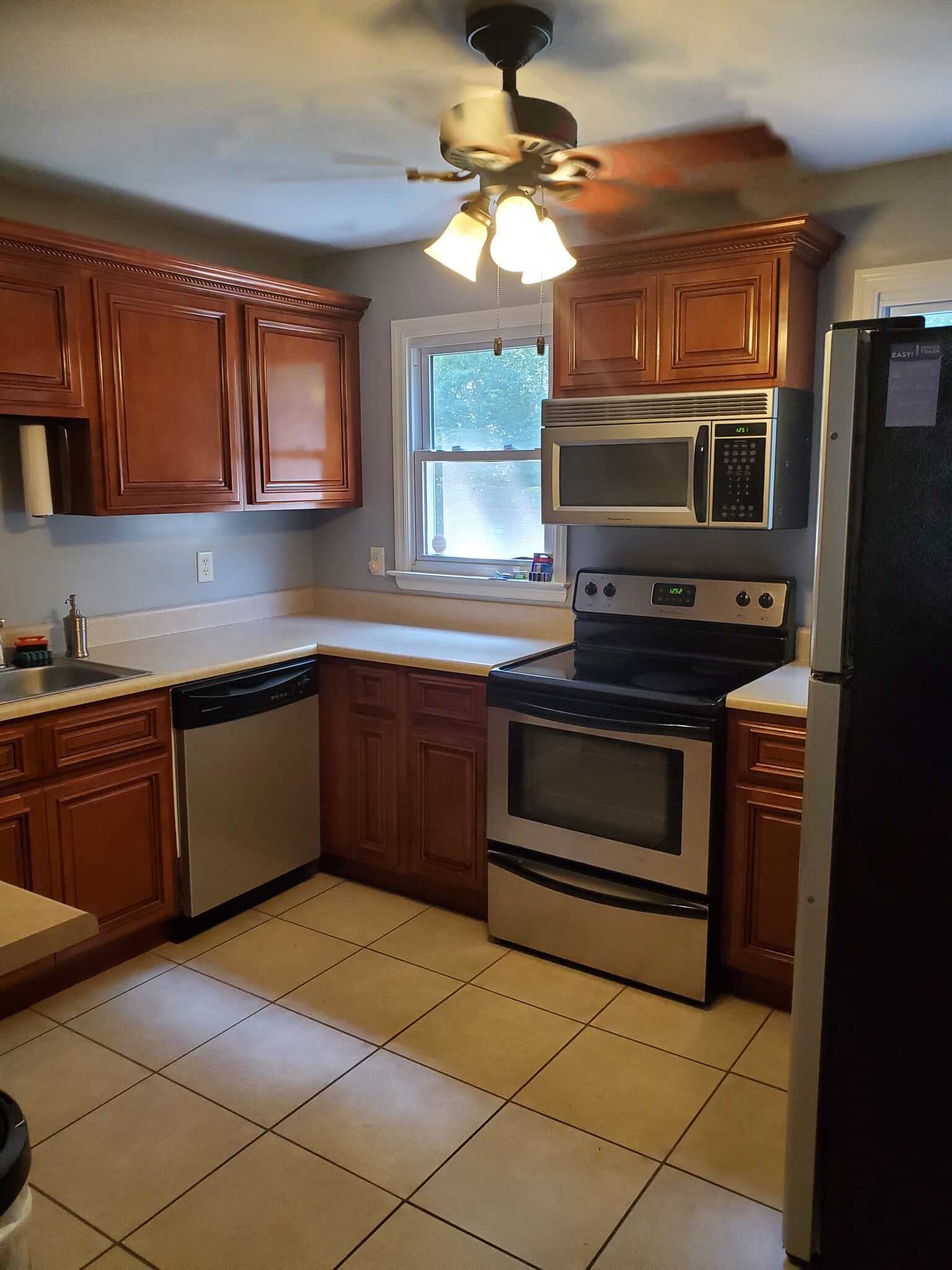 Kitchen with appliances - 806 Lupton Dr