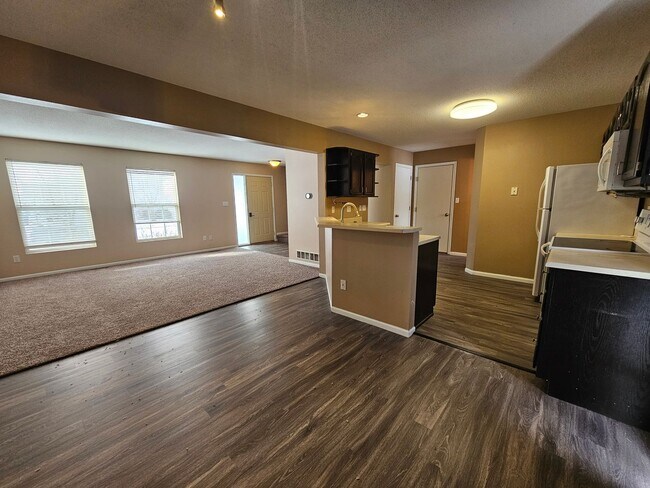 Building Photo - 3 bedroom 2.5 bath with an additional family room, Linn Mar School Area