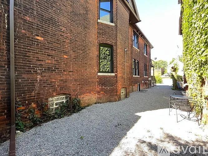 Building Photo - 4731 Trumbull St