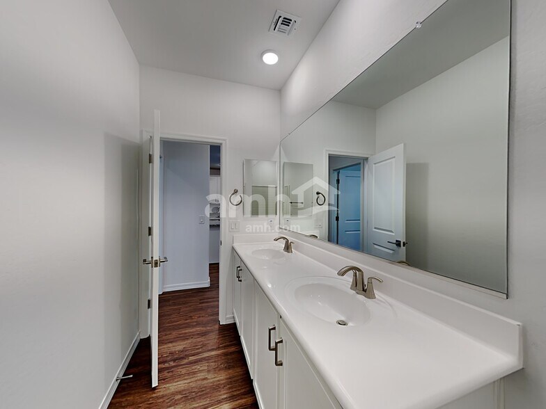 Building Photo - 881 S 150th Dr