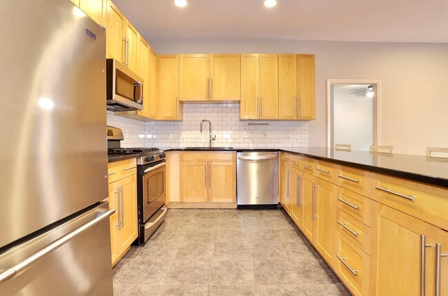 Building Photo - 1300 Grand St