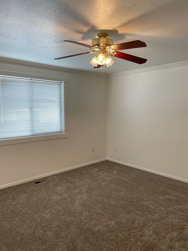 Building Photo - Desirable Kaysville Area/ 5 Bedroom Home