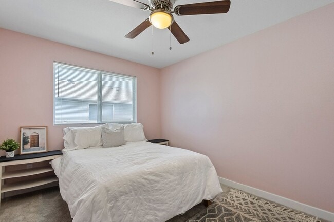 Building Photo - 3BR/2.5BA Townhouse in Courtyard Condos