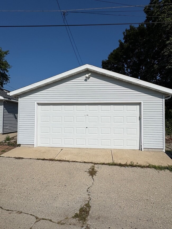 Building Photo - 1219 S 50th St