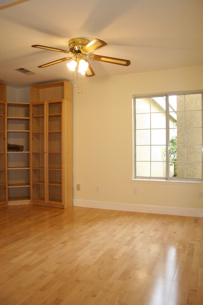 Building Photo - 10317 Walnut Creek Ct