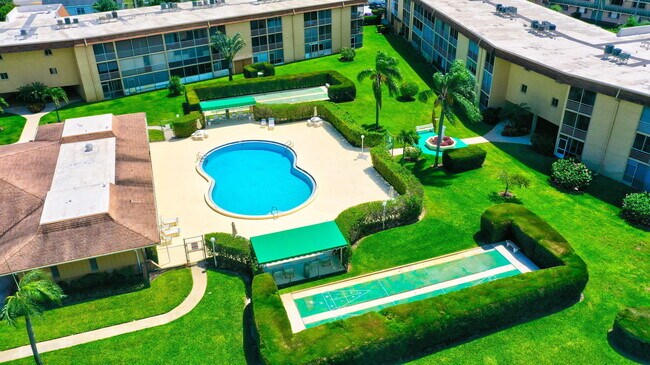 Building Photo - 700 Village Green Ct